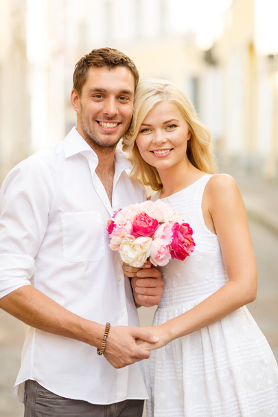 couple with flowers in the city - Foto, afbeelding