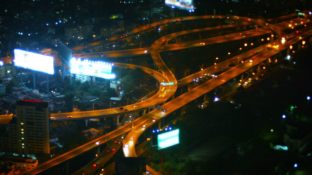 Nachtaufnahme eines wichtigen Autobahnkreuzes in der Innenstadt Bangkoks. Thailand - Filmmaterial, Video