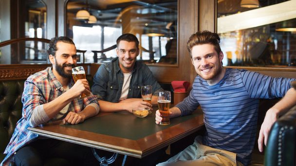happy male friends drinking beer at bar or pub - Foto, Imagen