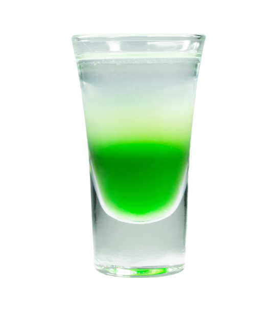 Alkoholischer Cocktail im Schnapsglas isoliert auf weiß - Foto, Bild