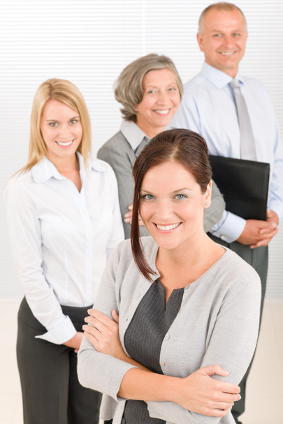 Бизнес-команда молодая женщина со зрелыми коллегами
 - Фото, изображение