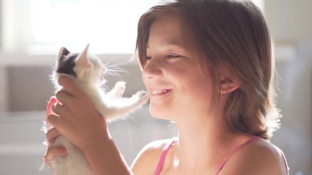 Meisje kussen Kitten Slowmotion - Video