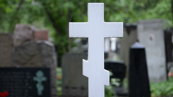 Kereszt a temetőben az esőben - Felvétel, videó