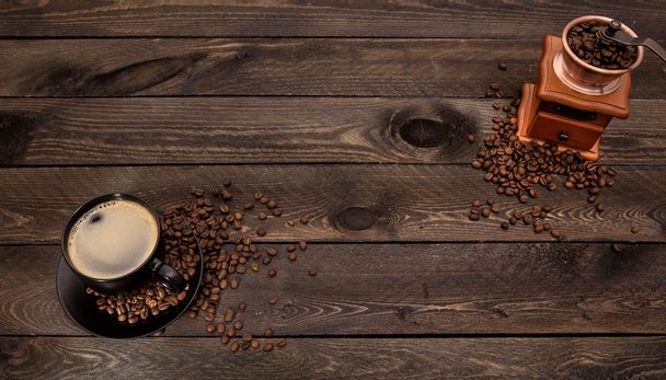 šálek kávy a mlýnek na dřevěný stůl - Fotografie, Obrázek