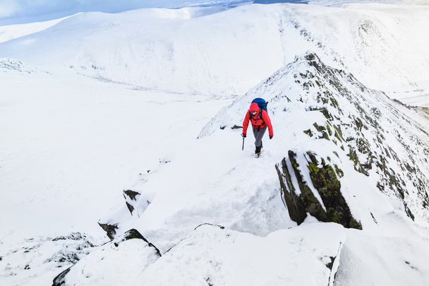Kobiece wycieczkowicz wspinaczka na trasę na szczyt - Zdjęcie, obraz