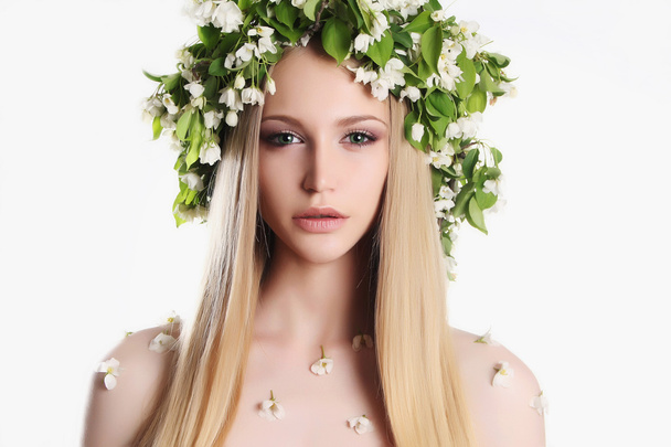 Young woman with flowers - Valokuva, kuva