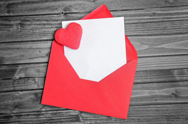Busta rossa con carta vuota
 - Foto, immagini