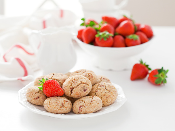 coconut and strawberry cookies - Φωτογραφία, εικόνα