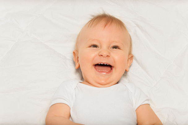 Bébé garçon riant en body blanc
 - Photo, image