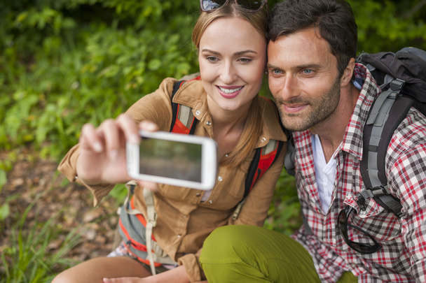 Paar macht Selfie im Wald - Foto, Bild