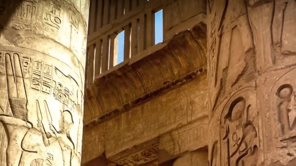 Колони в підстилі залу в храмі Карнак (Луксор, Єгипет) - Кадри, відео