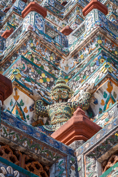 Detail of Pagoda at Wat Arun - Temple of Dawn in Bangkok, Thailand - Foto, imagen