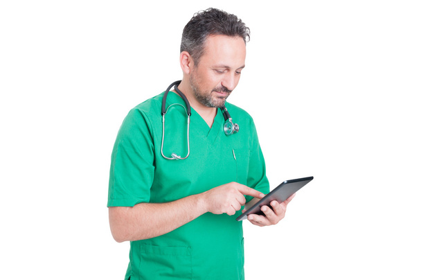 Médecin moderne naviguant sur Internet avec tablette sans fil
 - Photo, image