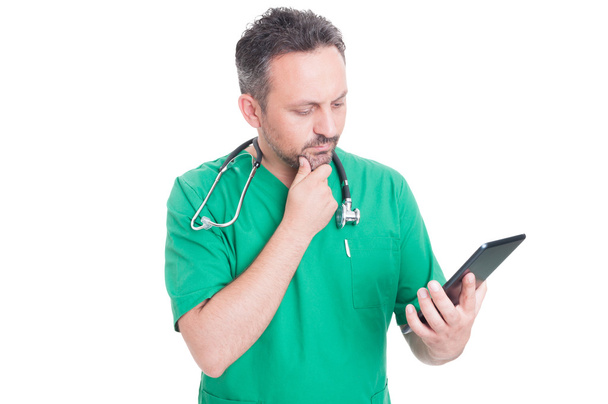 Современный врач с помощью беспроводного планшета
 - Фото, изображение