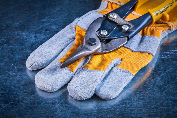 Safety gloves with tin snips - 写真・画像
