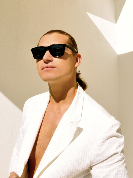 portré-jóképű férfi napszemüveg - Fotó, kép