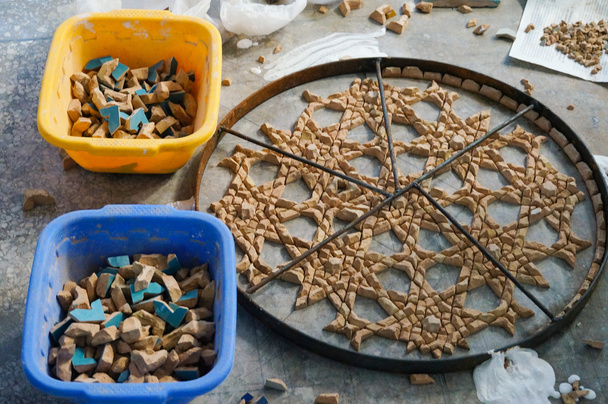 Etapa en la fabricación de mosaico en Fez
 - Foto, imagen