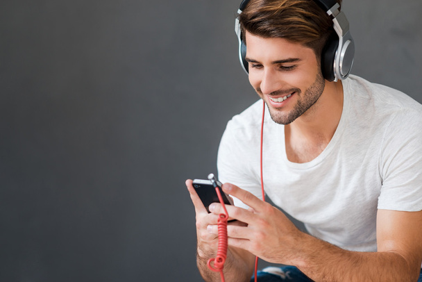 young man in headphones listening to music - Fotografie, Obrázek