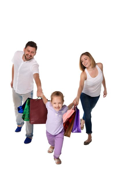 Счастливая семья с сумками для покупок стоит в студии
  - Фото, изображение