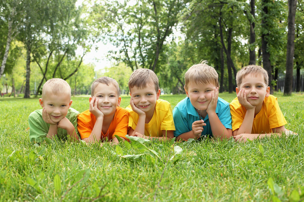 Kindergruppe im Park - Foto, Bild