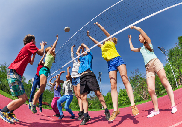 teens playing volleyball - Zdjęcie, obraz