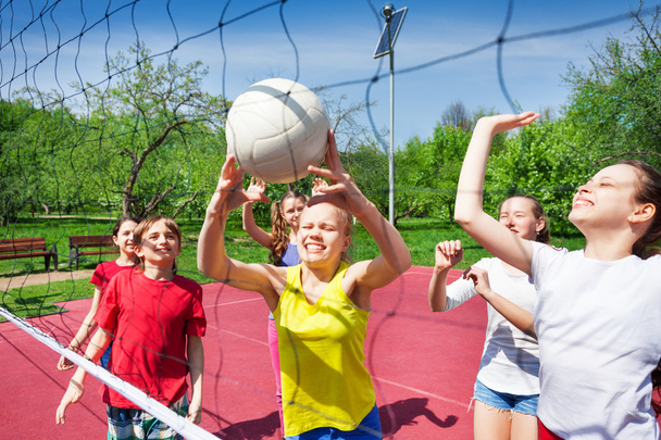 teens play near volleyball net - Foto, Imagem