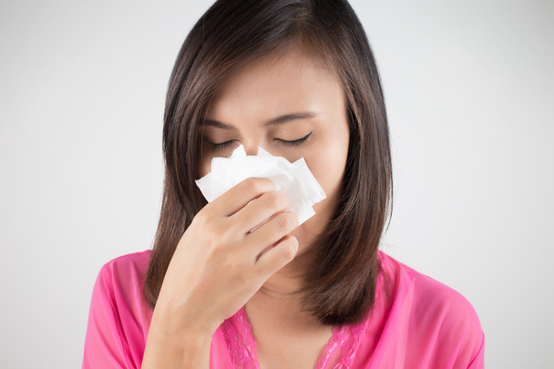 Gripe fria ou sintoma alérgico. Mulher doente menina espirrando em tecido
  - Foto, Imagem