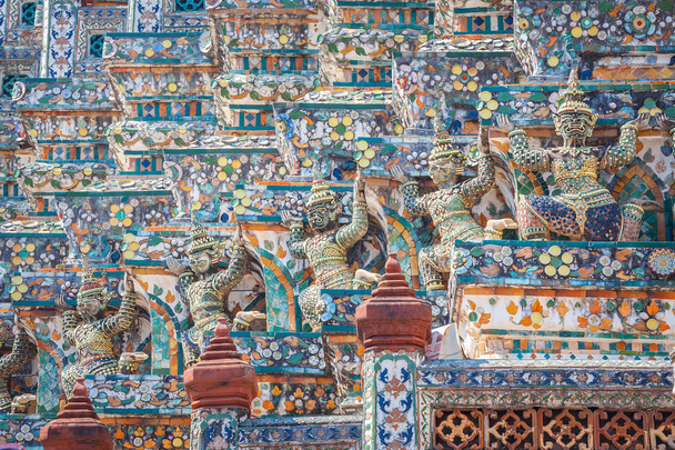 Detal Pagoda w Wat Arun - Świątynny jutrzenkowy w Bangkok, Tajlandia - Zdjęcie, obraz