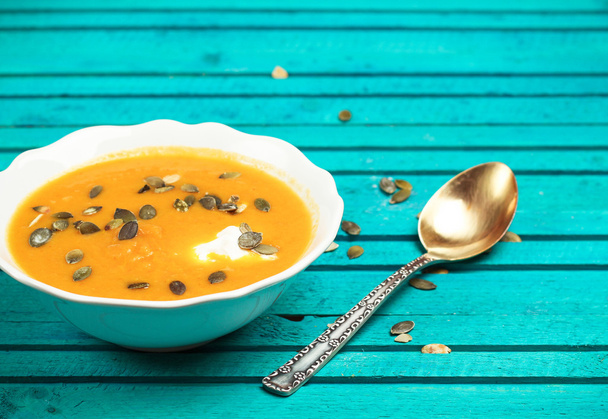 тыквенный суп в миске - Фото, изображение