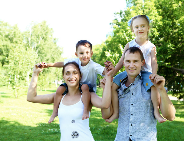 Family with two children in the summer park - Valokuva, kuva