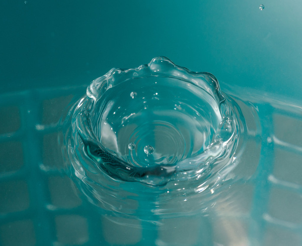 stříkající vodě s kapkou vody - Fotografie, Obrázek