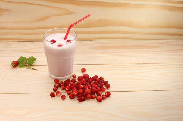 Smoothie from wild strawberries in a glass and wild strawberries - Photo, Image