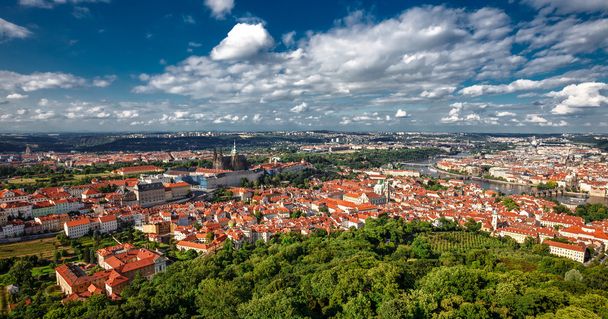Widok ogólny w zabytkowym centrum Pragi i rzeki Wełtawy - Zdjęcie, obraz