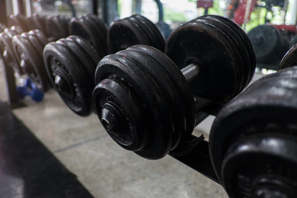 entrenamiento con pesas en equipos de musculación gimnasio
 - Foto, Imagen