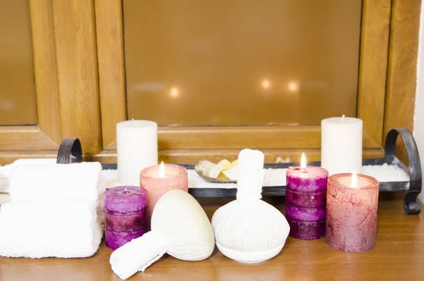 Thai Massagebälle mit Handtüchern und Kerzen - Foto, Bild