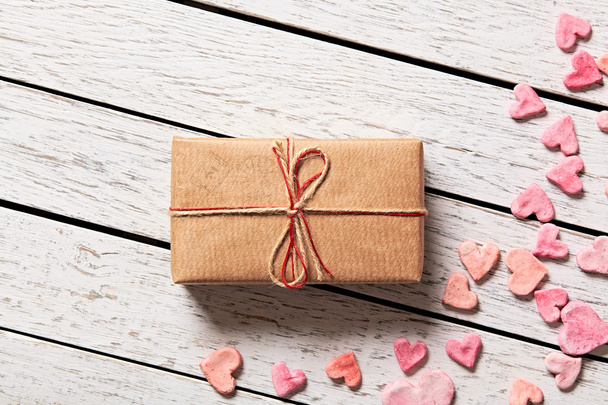 Вінтажна подарункова коробка з купою маленьких сердець
 - Фото, зображення