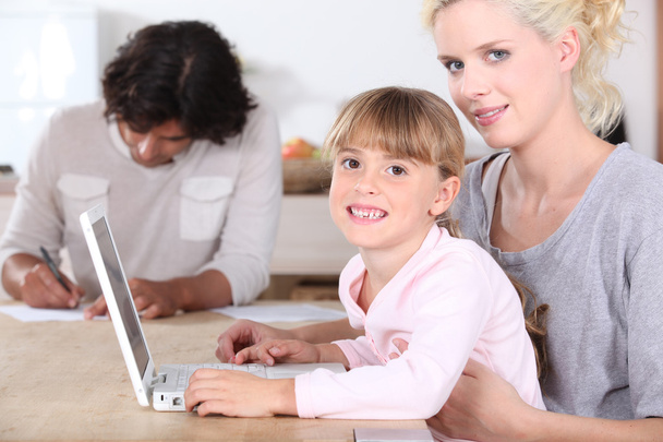 dziewczyna za pomocą laptopa z rodzicami - Zdjęcie, obraz
