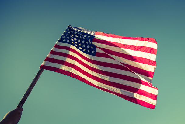 Americká vlajka s hvězdami a pruhy držet rukou - Fotografie, Obrázek