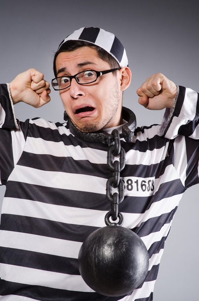 Prisionero divertido en cadenas aisladas en gris
 - Foto, imagen