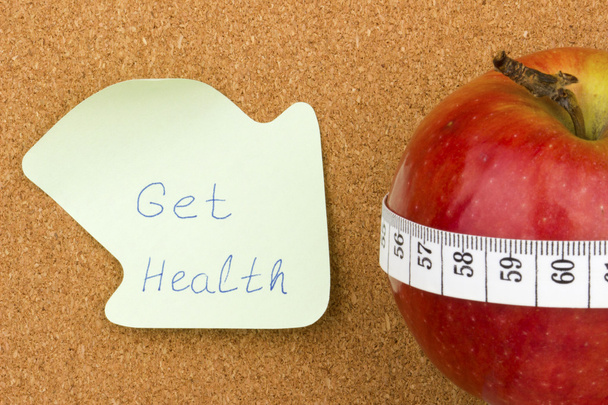 Get Health twritten on sticky note and apple - Foto, afbeelding