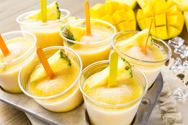 mangosta, ananaksesta ja kookosmaidosta valmistetut mehujäät
 - Valokuva, kuva