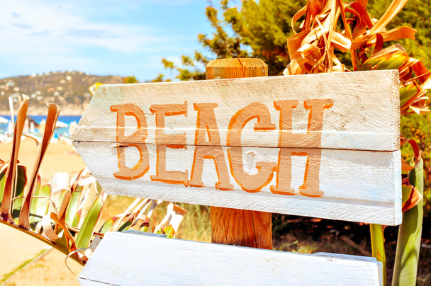 sinalização apontando para a praia na Ilha de Ibiza, Espanha, com uma
 - Foto, Imagem