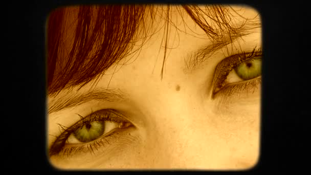 Piękny zielony oczy z ciemny włosy kobieta patrząc w kamera - Materiał filmowy, wideo