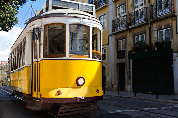 klasyczny żółty tramwaj, Lizbona, Portugalia - Zdjęcie, obraz