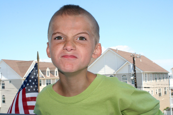 Разгневанный мальчик на улице
 - Фото, изображение