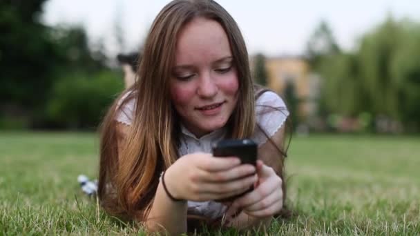 Joven hermosa chica con teléfono inteligente
 - Metraje, vídeo
