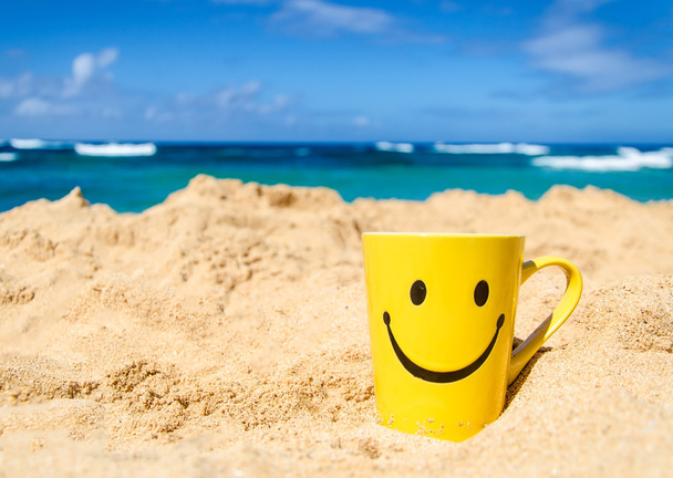 Happy face mug on the beach - Photo, Image