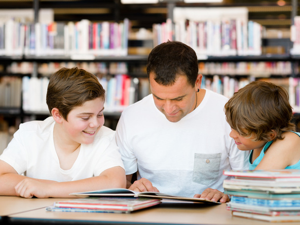 Father with sons in library - Foto, imagen