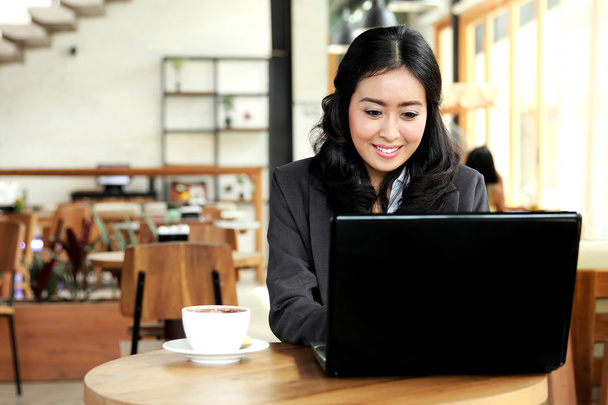 Kahve molası sırasında onu laptop çalışma iş kadını - Fotoğraf, Görsel