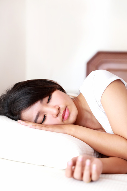 Красива жінка спить комфортно
 - Фото, зображення